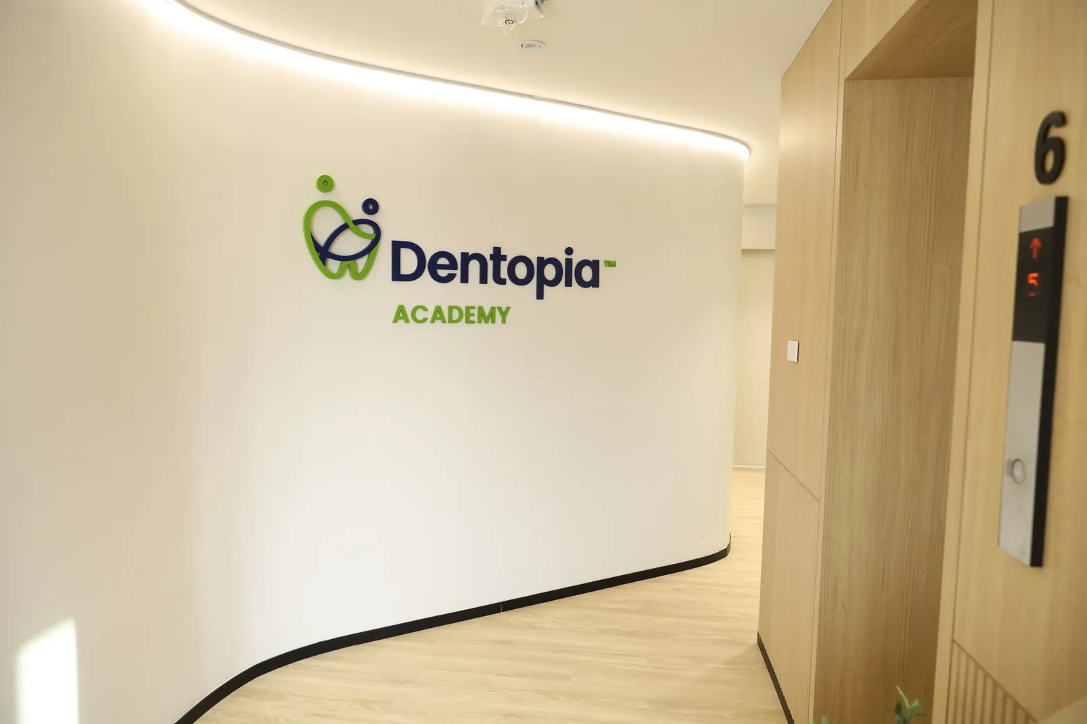 ป้ายศูนย์ฝึกอบรม Dentopia Academy