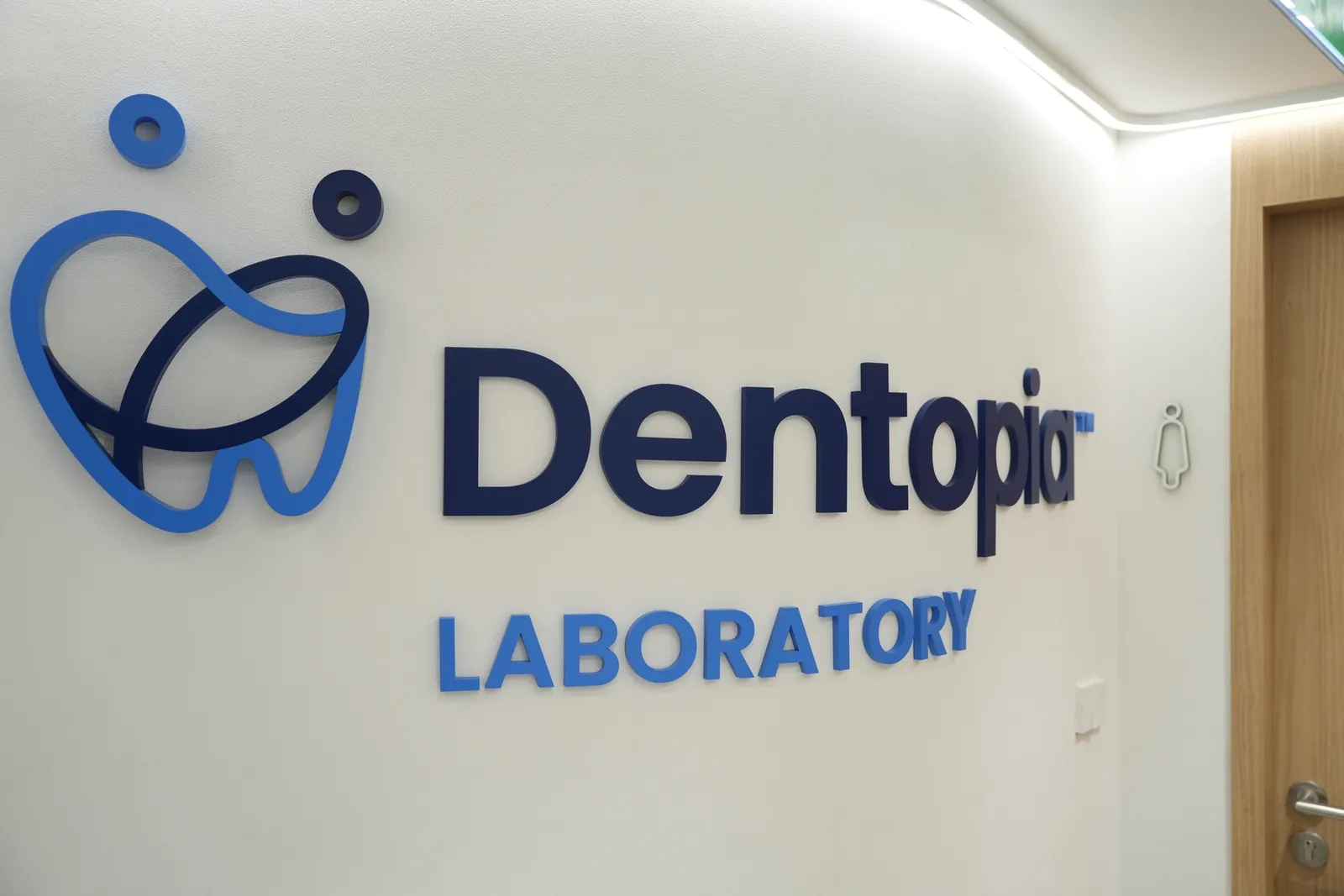 ป้ายห้องปฏิบัติการทันตกรรม Dentopia Laboratory