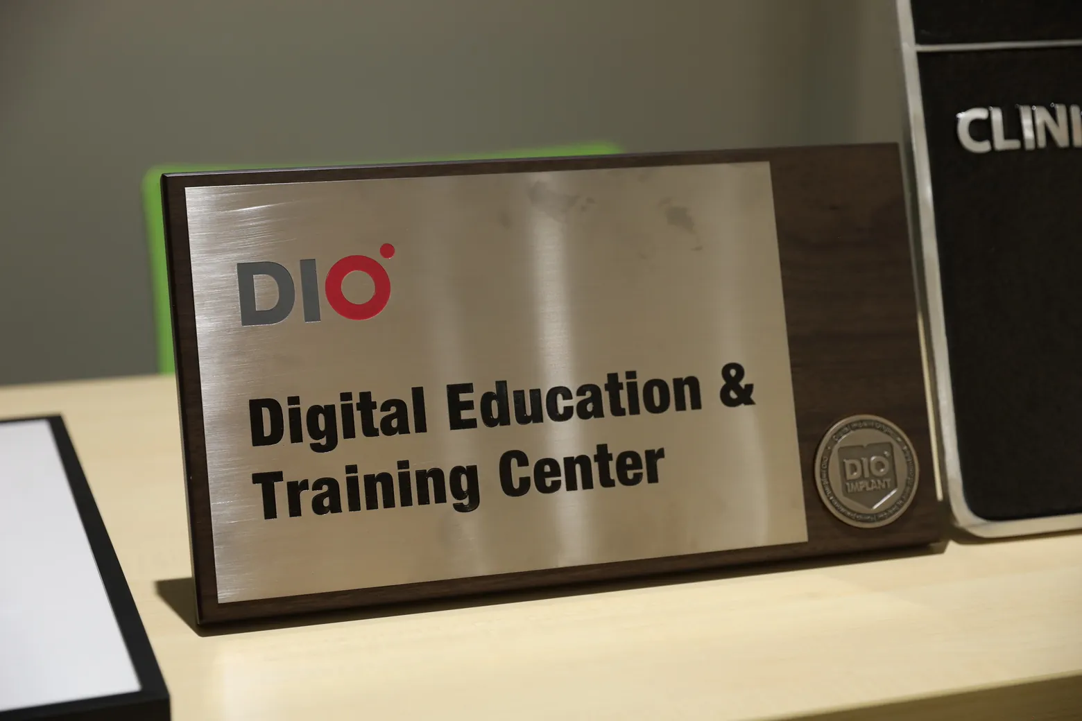 ป้ายศูนย์ฝึกอบรมดิจิทัล DIO Digital Education and Training Center
