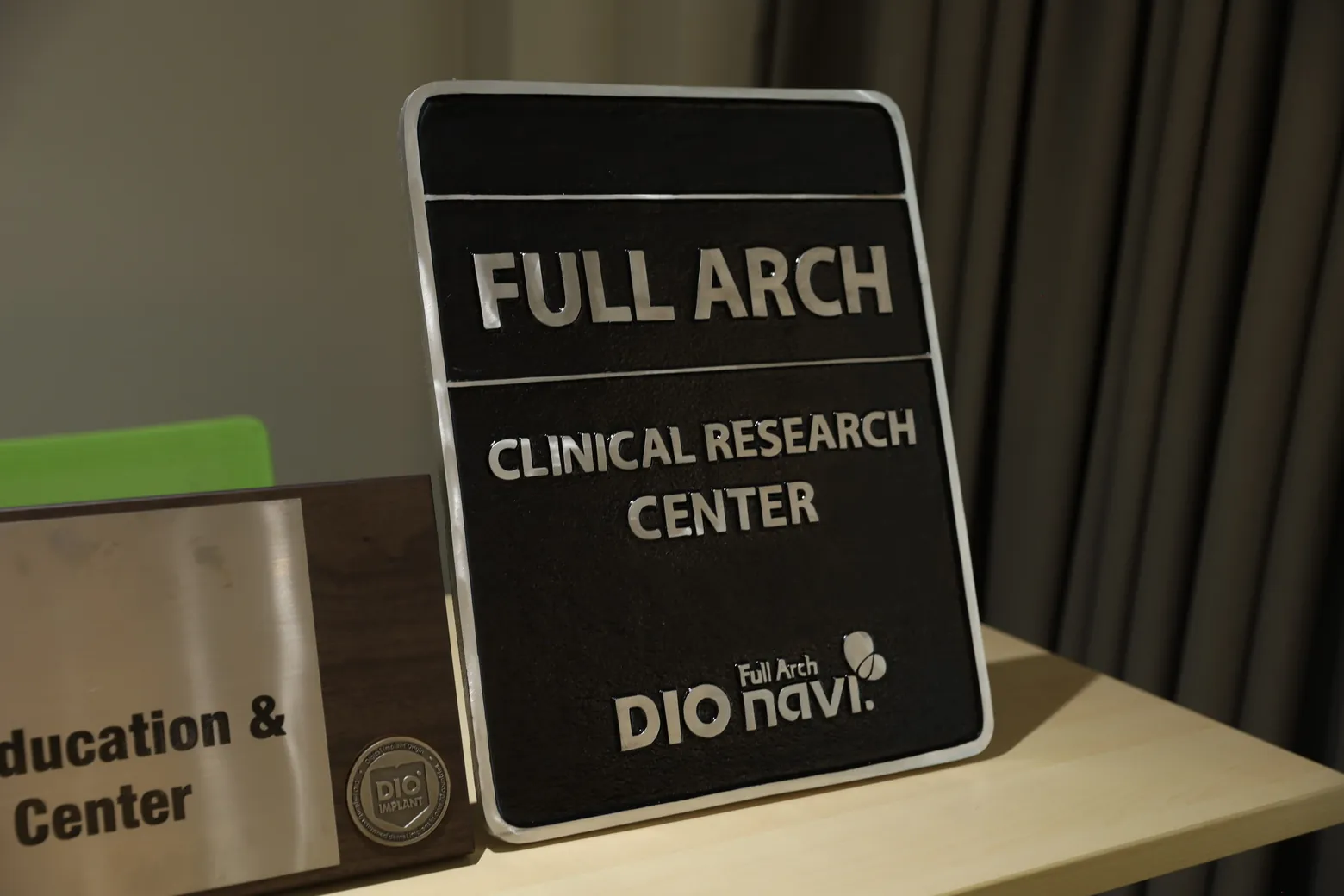 ป้ายศูนย์วิจัยทางคลินิก Full Arch Clinical Research Center